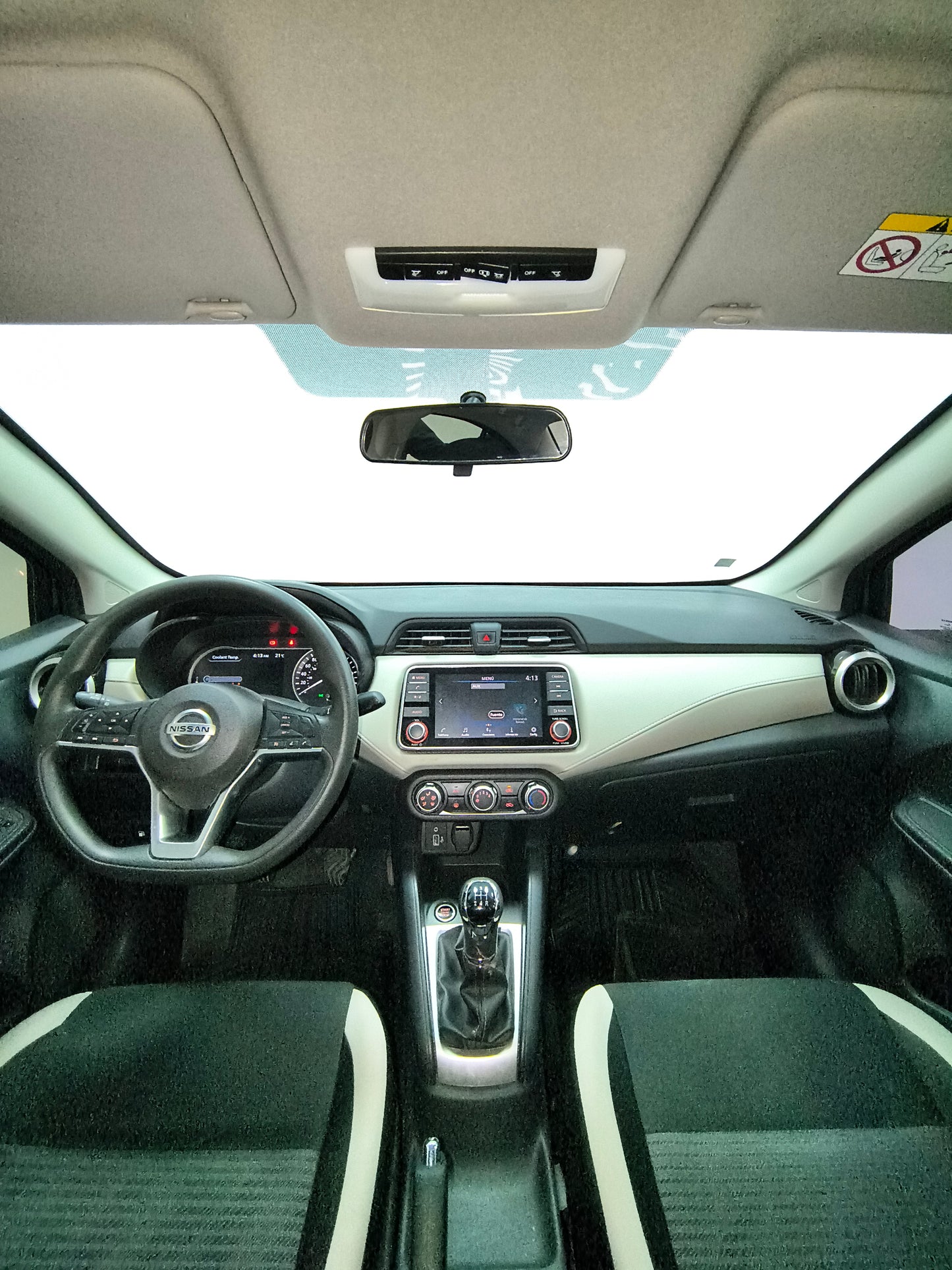 NISSAN VERSA ADVANCE MT - 2021 LINEA NUEVA - 98.000 KMS - Belacar