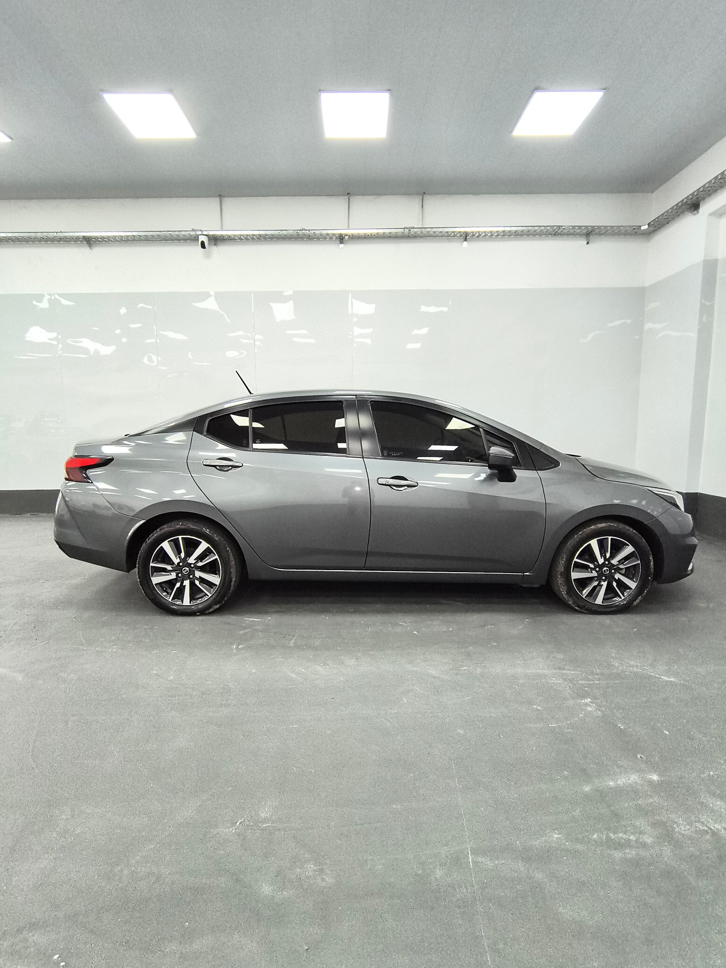 NISSAN VERSA ADVANCE MT - 2021 LINEA NUEVA - 98.000 KMS - Belacar