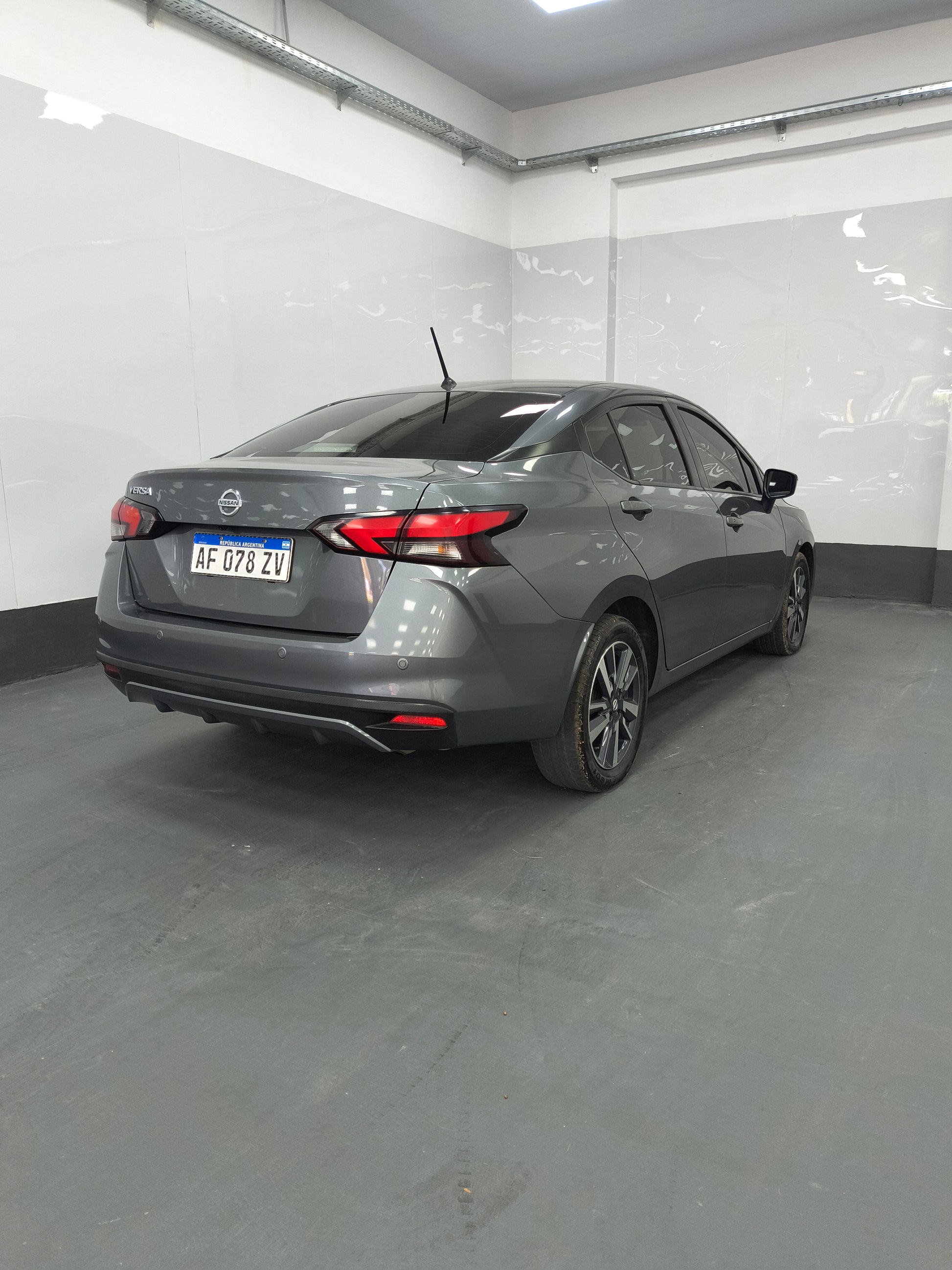 NISSAN VERSA ADVANCE MT - 2021 LINEA NUEVA - 98.000 KMS - Belacar