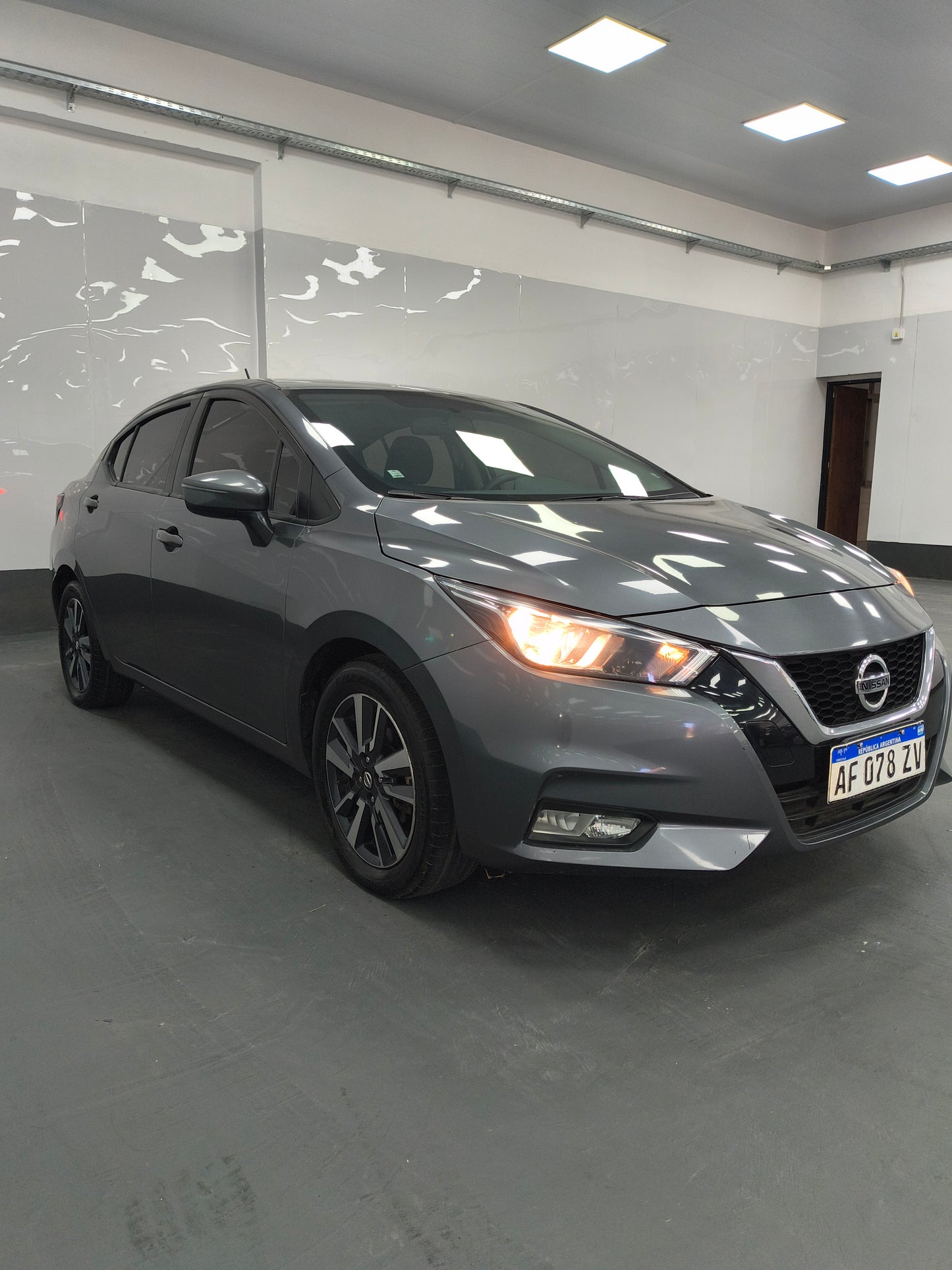 NISSAN VERSA ADVANCE MT - 2021 LINEA NUEVA - 98.000 KMS - Belacar