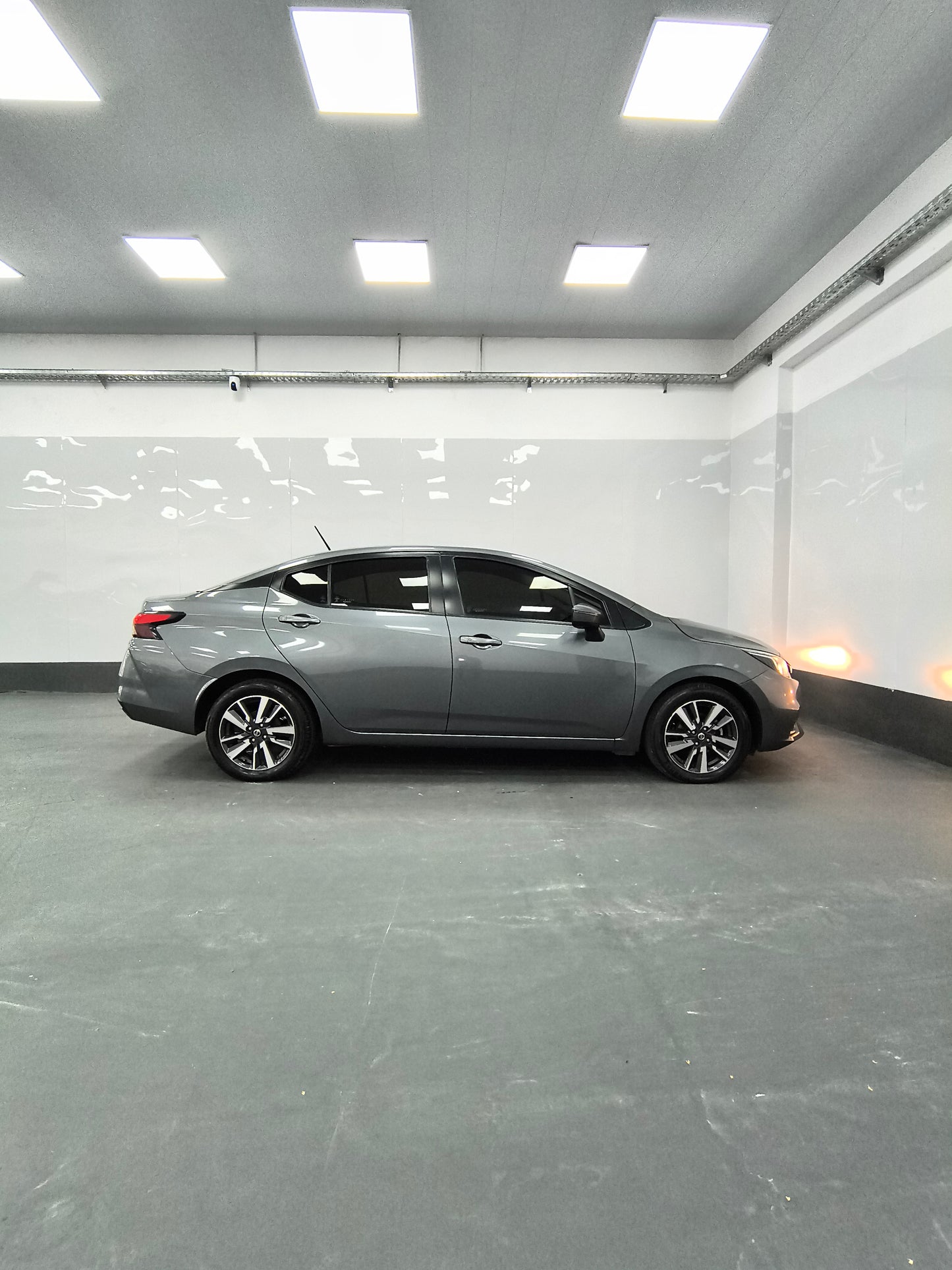 NISSAN VERSA ADVANCE MT - 2021 LINEA NUEVA - 98.000 KMS - Belacar