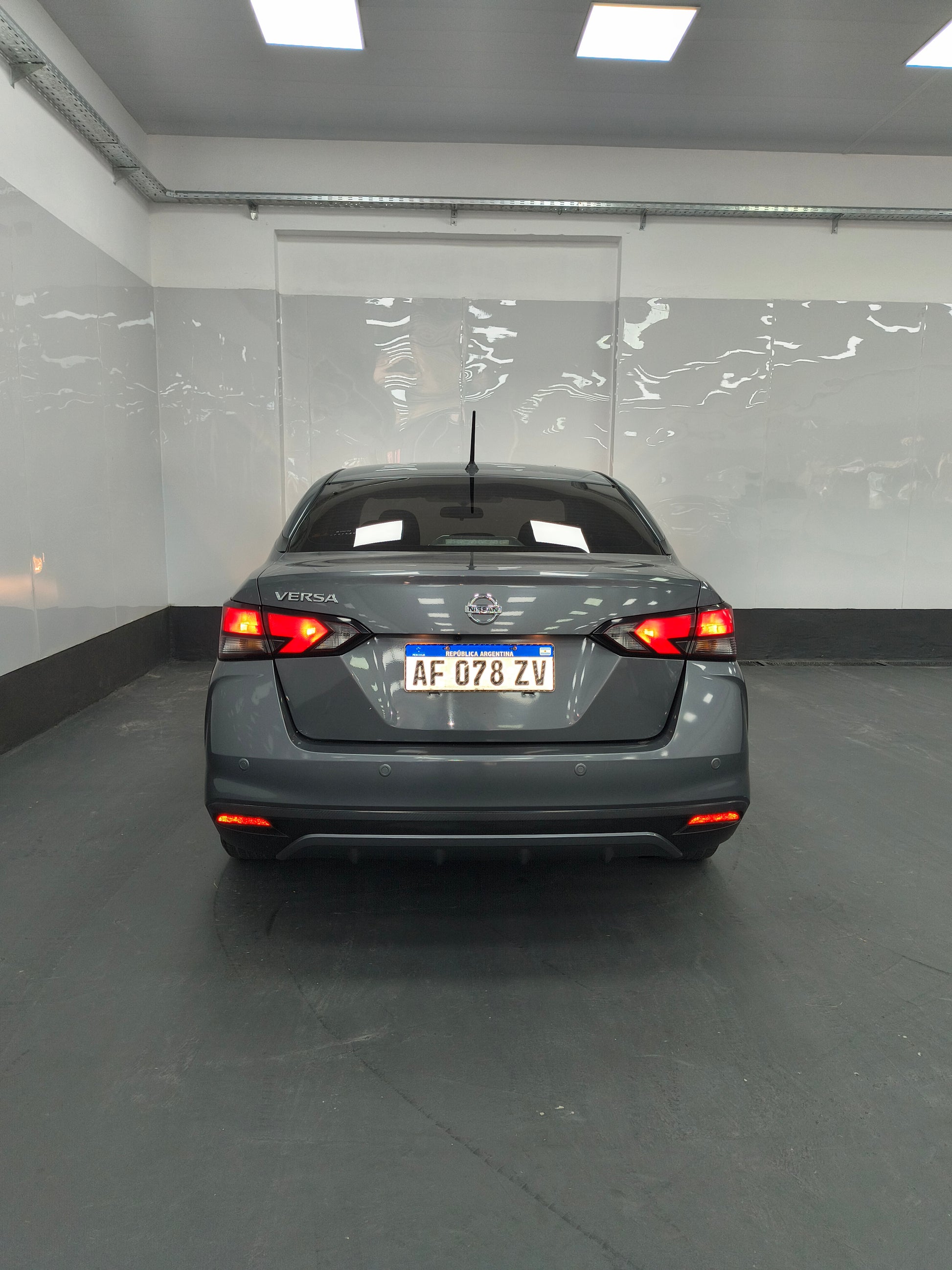 NISSAN VERSA ADVANCE MT - 2021 LINEA NUEVA - 98.000 KMS - Belacar